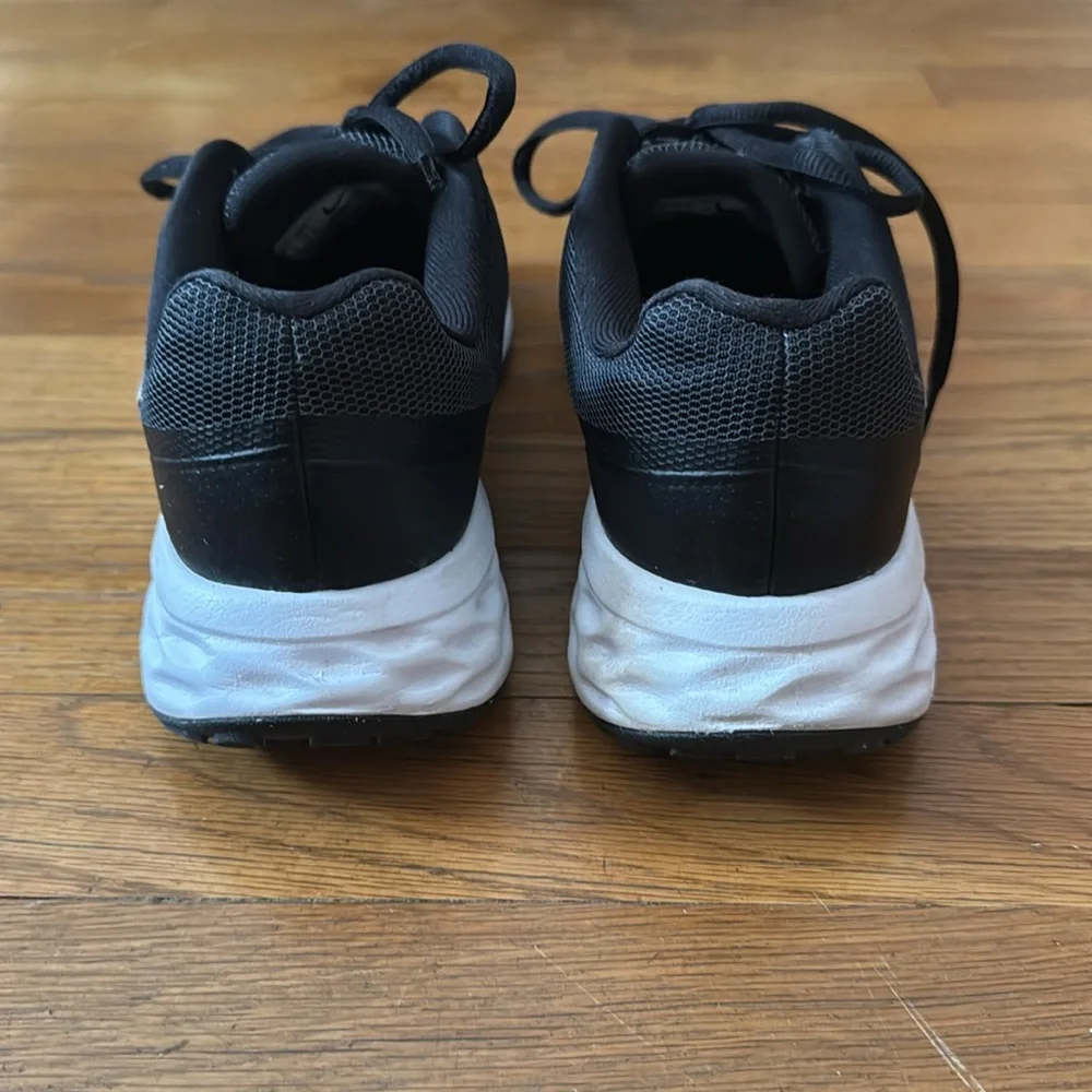 👟Women’s Nike Revolution 6 black/white running shoes. Size 7.5M.